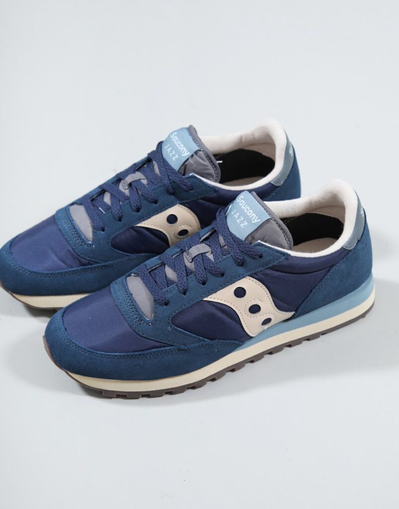 Best Retro Runner Sneakers for Men with Vintage Sporty Vibe