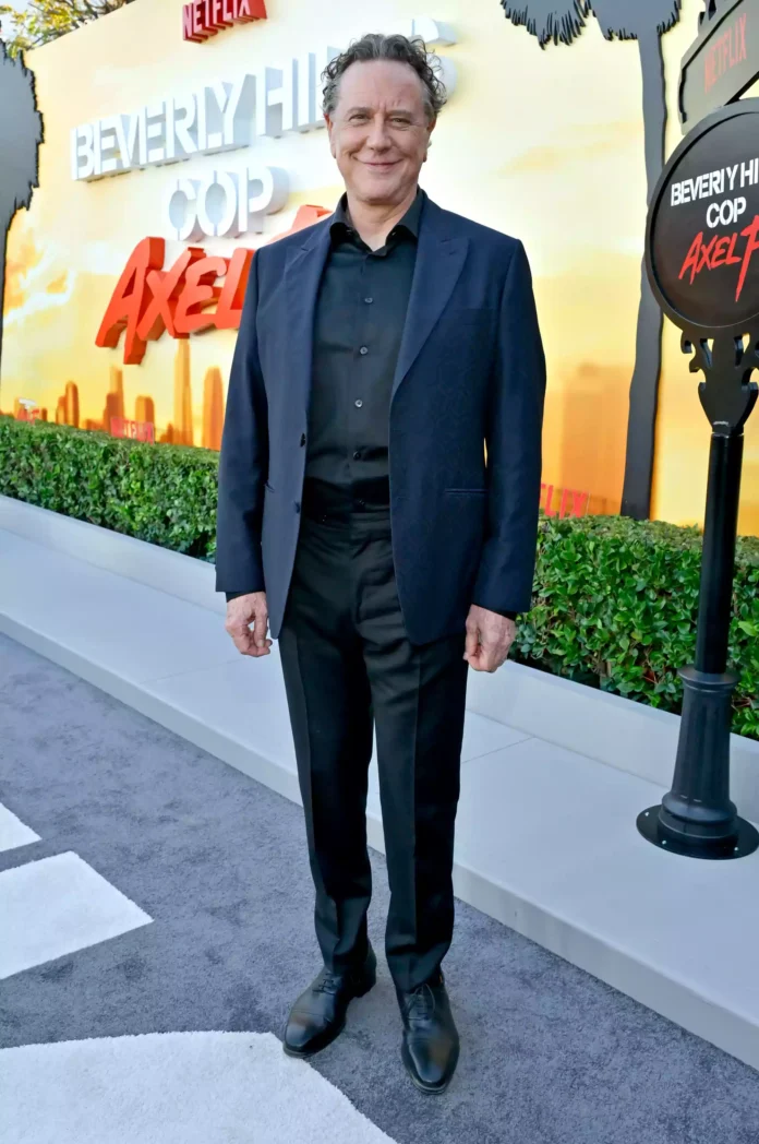 Sean Penn - Classic Suits, Relaxed Streetwear and Signature Accessories Guide