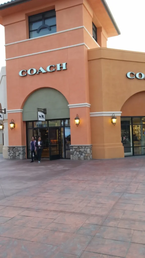 Coach Outlet — Clinton